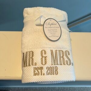 Set of hand Mr & Mrs hand towels